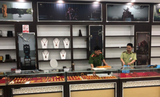 100 tỉ đồng hàng nhái bán giá hàng hiệu trong một cửa hàng lưu niệm