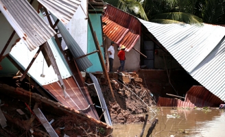 5 căn nhà đổ sập xuống sông ở TP.HCM