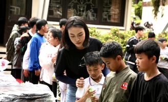 Á hậu Hoàn vũ Việt Nam Thuỷ Tiên tặng quà cho trẻ em tại Đà Lạt