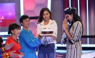 Á hậu Hoàng Thùy bất ngờ được mừng sinh nhật tại trường quay Người bí ẩn