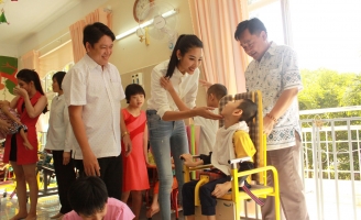 Á hậu Hoàng Thùy mang quà Tết cho trẻ em khuyết tật Củ Chi