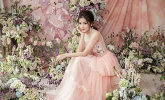 Á hậu Huyền My đẹp hút hồn với váy ren xuyên thấu