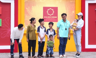 Á hậu Lệ Hằng bật khóc nghẹn ngào, tặng xe đạp cho trẻ mồ côi tại Mái ấm gia đình Việt