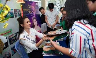 Á hậu Mâu Thủy đẹp rạng ngời về thăm trường cũ