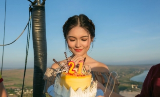 Á hậu Thuỳ Dung được người thân bí mật tổ chức sinh nhật trên khinh khí cầu