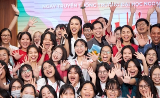 Á hậu Thủy Tiên quay trở về trường Đại học Ngoại thương TP.HCM