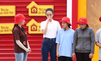 Á hậu Vũ Thúy Quỳnh nhớ lại tuổi thơ trong căn nhà vách đất chông chênh mỗi mùa bão