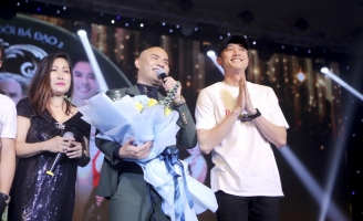 A Tuân rơi nước mắt hạnh phúc trong ngày sinh nhật