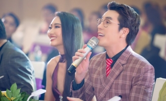 Á Vương Hoàng Phi Kha cực điển trai làm giám khảo 