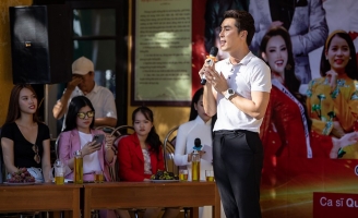 Á Vương Hoàng Phi Kha trao học bổng cho học sinh nghèo tại Huế 