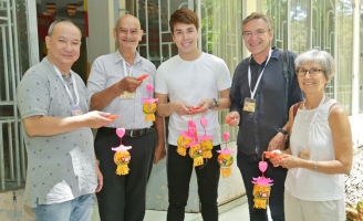 Á vương Hoàng Phi Kha trao lồng đèn, đem Tết sớm cho trẻ em cơ nhỡ 