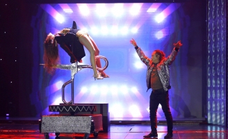 Ảo thuật gia Kao Long gây sốt với tiết mục dùng kéo đâm xuyên bụng cô gái