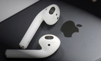 Apple có thể tặng kèm tai nghe AirPods khi mua iPhone vào năm 2020