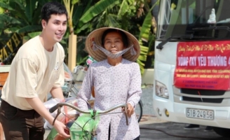 Bà con nghèo ở Tiền Giang đón Tết sớm cùng Á vương Hoàng Phi Kha 