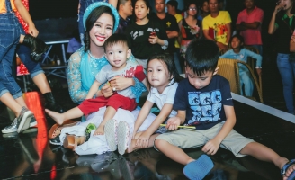  “Bà mẹ ba con” dẫn ba nhóc nhì xuất hiện trong chương trình Tiếu lâm tứ trụ nhí