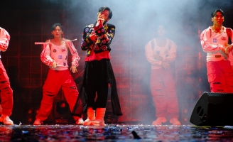 BamBam (GOT7) xúc động khi fan thuộc và hát theo gần hết bản hit của mình