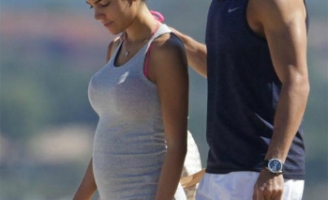 Bạn gái Ronaldo bị nghi mang thai bé gái