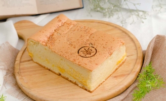 Bánh bông lan phô mai khiến người Sài Gòn xếp hàng dài chờ đợi