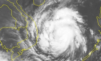Bão số 12 càng vào gần bờ càng mạnh