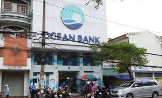 Bão, thuế và tiền gửi trong ngân hàng 'bốc hơi'