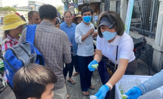 Bất bình việc tăng giá, nữ doanh nhân tặng 20.000 chai nước rửa tay miễn phí