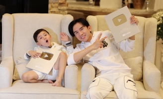 Bất ngờ khi Đan Trường và con trai 4 tuổi đồng loạt nhận nút bạc YouTube