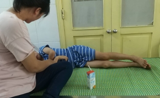 Bắt thầy giáo sàm sỡ 2 học sinh trong nhà vệ sinh