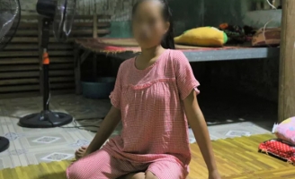 Bé gái 12 tuổi mang bầu 7 tháng tố cha dượng nhiều lần cưỡng hiếp
