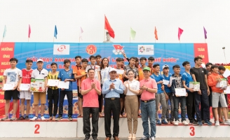 Bên cạnh chương trình thời trang, Lý Nhã Kỳ còn rất quan tâm đến sự kiện cộng đồng