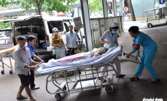 Bị tai nạn giao thông vô cấp cứu nằm chờ người thân tới... đóng tạm ứng