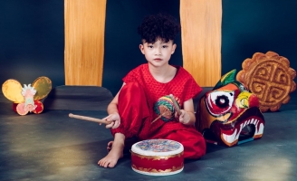 Bộ ảnh phá cỗ Trung thu hồn nhiên, tinh nghịch của mẫu nhí Phong Thiên 