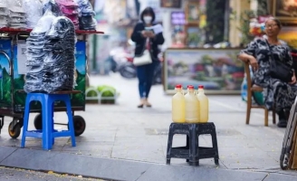 Bộ Công Thương: Không cấm người dân mua xăng bằng can, chai