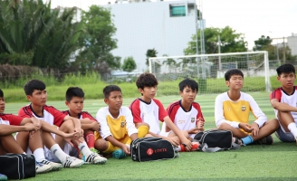 Bùi Tấn Trường khắt khe với học trò trước khi bước vào trận đấu