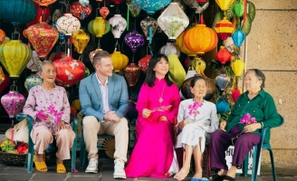 Ca sĩ Ánh Tuyết diện áo dài, song ca cùng Kyo York