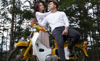 Ca sĩ Khang Việt và Saka Trương Tuyền tặng người hâm mộ MV đầy lãng mạn nhân dịp lễ tình nhân