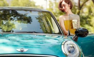 Các nữ triệu phú tự thân Trung Quốc sở hữu ô tô hạng sang như một biểu tượng của 