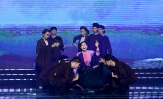 Cẩm Hò: Nghị lực phi thường sau ánh hào quang