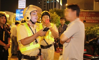 Cảnh sát kiểm tra hành chính trên đường từ 21 giờ ở TP.HCM