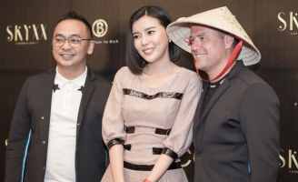 Cao Thái Hà mang nón lá đến tặng Michael Owen