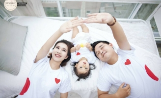 Cặp uyên ương nổi tiếng của làng phim Việt lần đầu khoe con gái dễ thương trong bộ ảnh mới