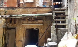 Cặp vợ chồng sống trên nóc nhà vệ sinh phố cổ đợt nắng nóng