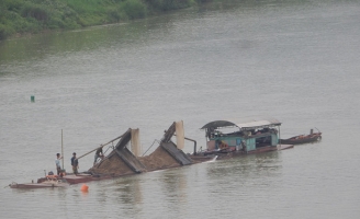 Cát tặc ngang nhiên 'móc ruột' sông Lam