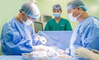 Cắt thận ra chỉnh sửa rồi ghép lại vào cơ thể bé 12 tháng tuổi