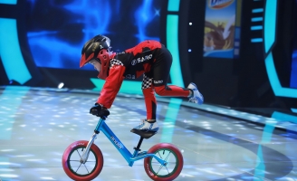 Cậu bé 5 tuổi ghi điểm với nhiều pha mạo hiểm trên xe đạp