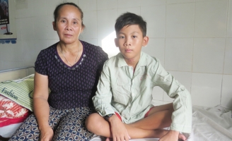 Cậu bé nghèo nơm nớp nỗi lo đột tử khi ngủ