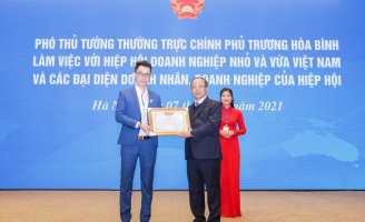 CEO Chang Beauty Nguyễn Minh Đạt được Phó Thủ tướng trao bằng chứng nhận