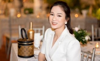 CEO Diễm Nguyễn trao quà cho người dân nghèo đón năm mới