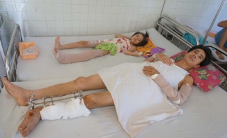 Cha và con gái 6 lần phẫu thuật trong 1 tháng