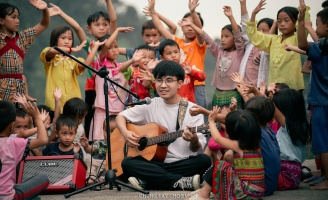 Chàng ca sĩ 9x và hành trình “Gieo mãi những nụ cười” chạm trái tim khán giả