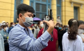 Chánh án lo phiên tòa bị sao nhãng khi hàng trăm điện thoại livestream